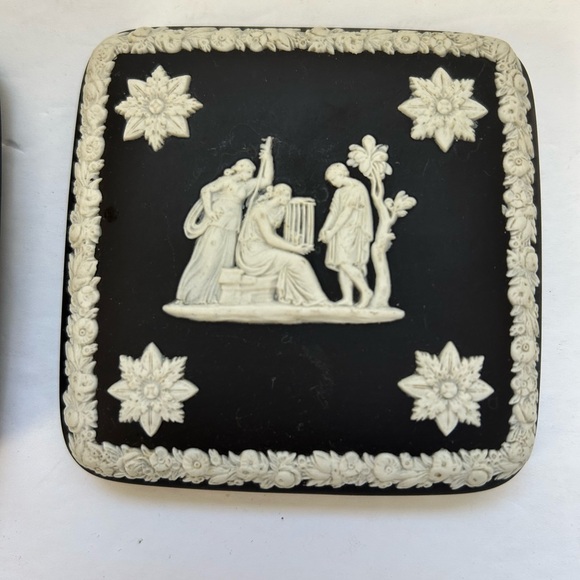 WEDGWOOD Black and White Jasperware Trinket Box with Classical Cameos Circa 1960 - Picture 6 of 7
